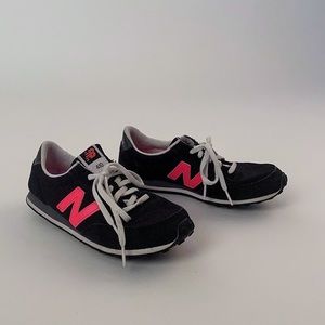 New Balance 410 Black and Pink Classic Trainers